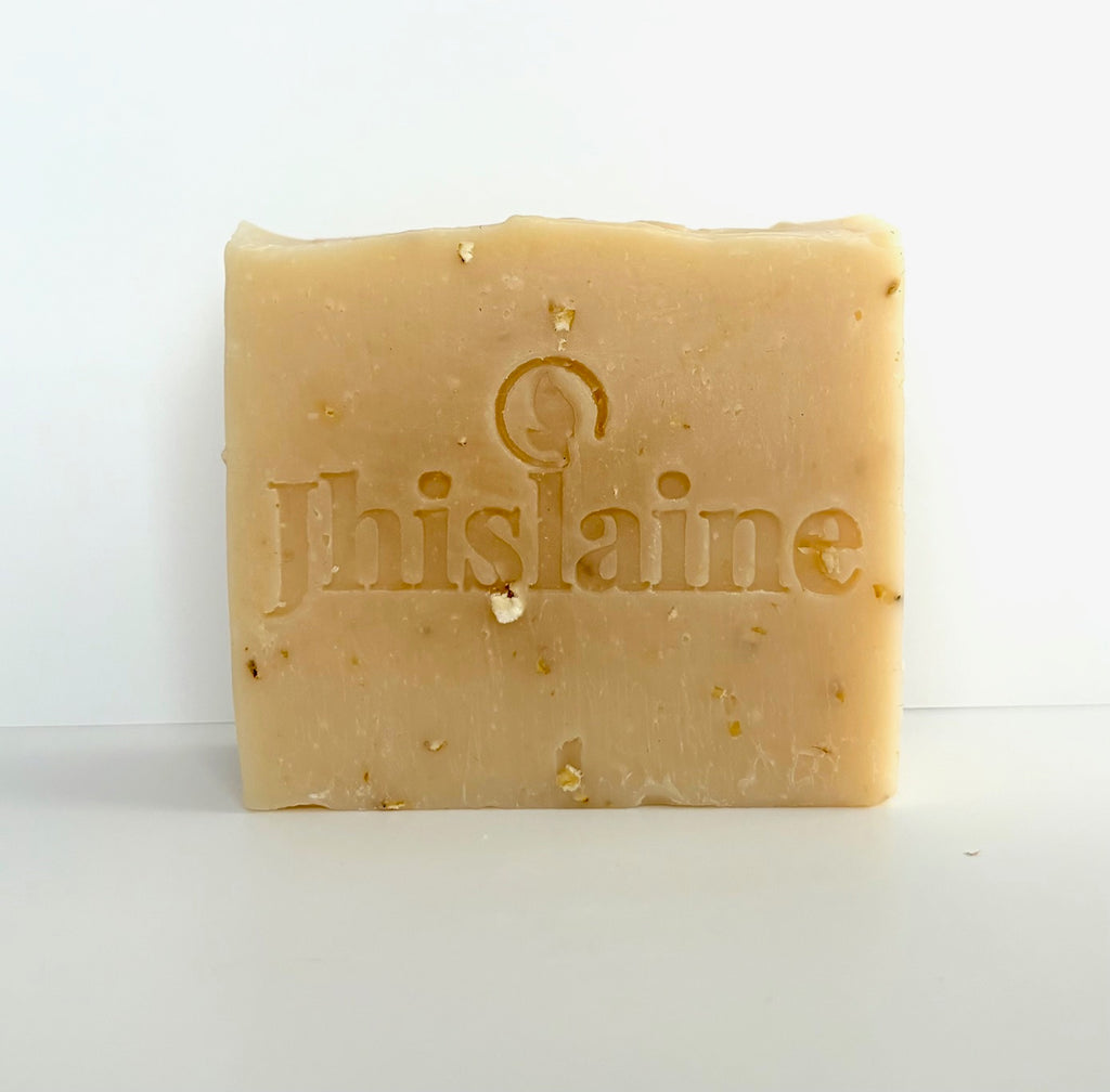 Oatmeal & Manuka Honey Soap: Comforting, hydrating, ideal for sensitive skin