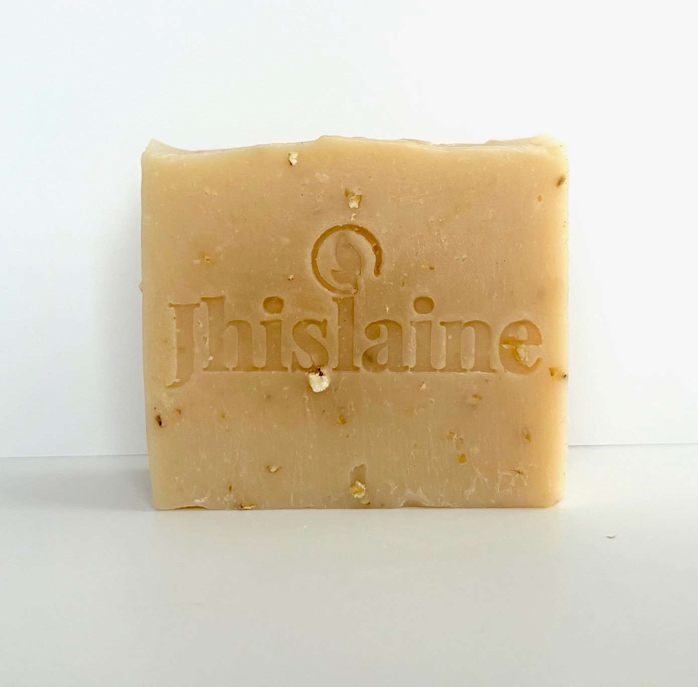 Oatmeal & Manuka Honey Soap: Comforting, hydrating, ideal for sensitive skin